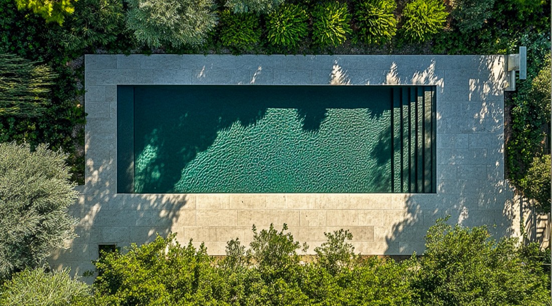 Piscine contemporaine et jardin méditerranéen